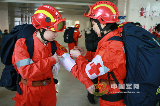 我驻海地维和警察防暴队积极展开自救