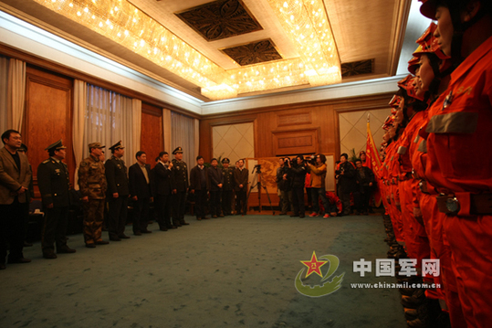 我驻海地维和警察防暴队积极展开自救