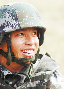 何祥美演绎士兵传奇 从"慢枪手"到"快枪王"