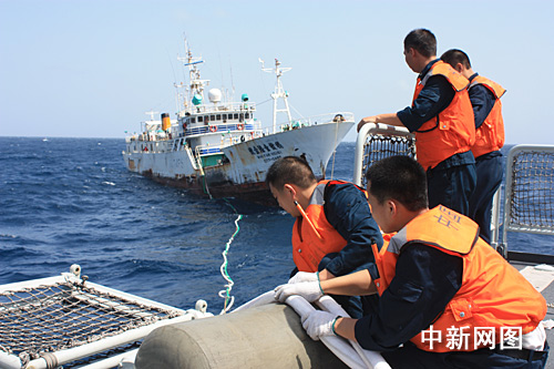 大陆军舰接护台渔船:护航1918海里 历时202小时