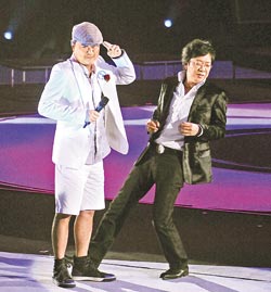 滚石纪念演唱会谢幕 周华健兴奋自拍不慎摔落舞台
