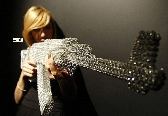 组图：意大利雕塑家展示水晶版AK-47步枪