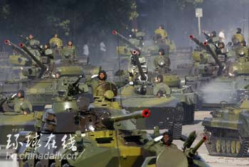 图：古巴举行盛大阅兵式纪念建军50周年