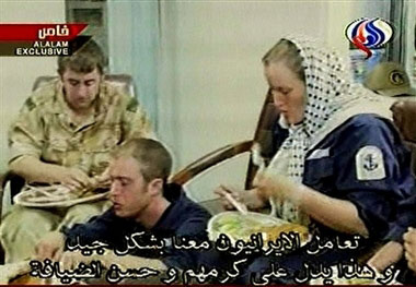 图：伊朗播出被扣士兵录像 英国冻结与伊朗官方往来
