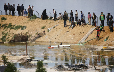 图：加沙污水决堤淹没村庄5人亡3000撤离