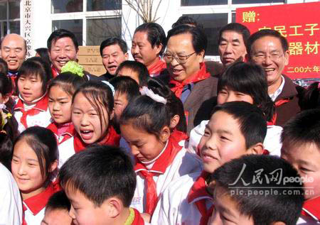 图文:徐光春代表到京先看望农民工子女