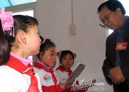 图文:徐光春代表到京先看望农民工子女
