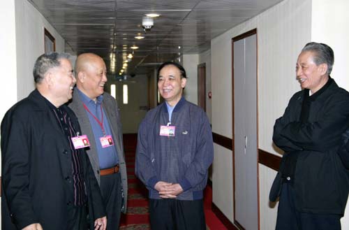 全国政协军队特邀委员在驻地共议热点话题