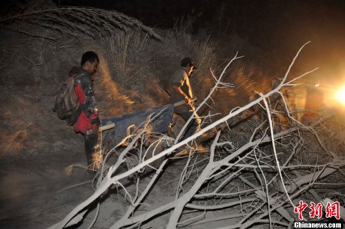 印尼火山喷发冲上1500米 18人死29人伤