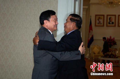 泰前总理他信访问柬埔寨 与柬首相洪森拥抱会面