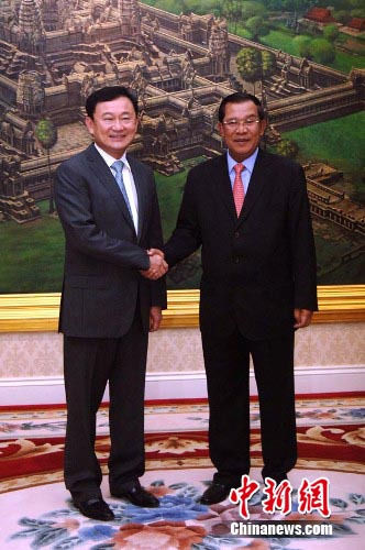 泰前总理他信访问柬埔寨 与柬首相洪森拥抱会面