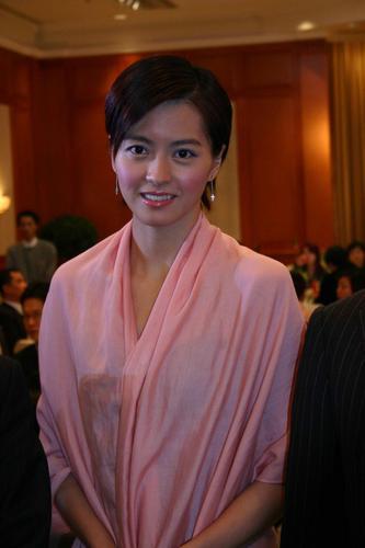 Gigi吊带背心泻春光(图)