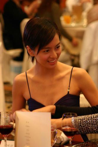 Gigi吊带背心泻春光(图)