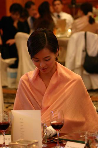 Gigi吊带背心泻春光(图)