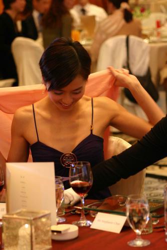 Gigi吊带背心泻春光(图)