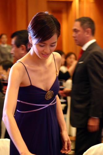 Gigi吊带背心泻春光(图)