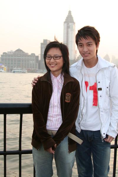 <电话>上海热拍 笔笔携男友现身(组图)