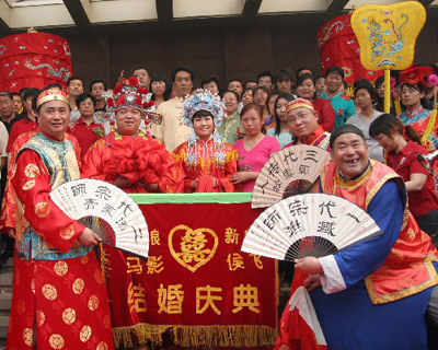 中国传统民俗婚礼韵味足(图)