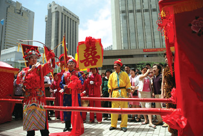 中国传统民俗婚礼韵味足(图)