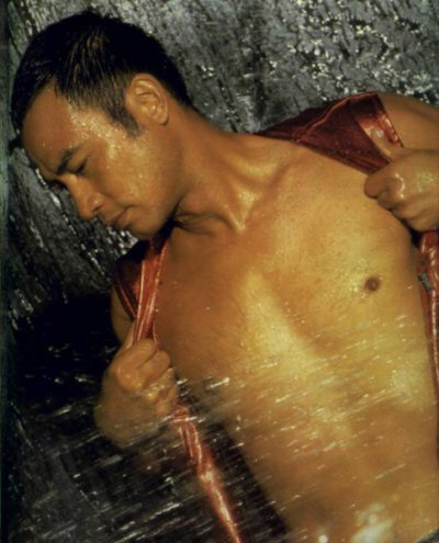 男明星性感写真秀胸肌
