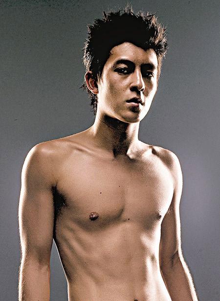 男明星性感写真秀胸肌