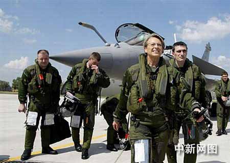 法国女国防部长驾驶新型战机遨游蓝天