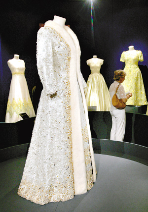 英女王“秀”衣橱 跨度70年尽显时尚发展