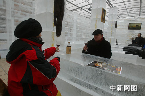 哈尔滨冰酒吧开门迎客 坐冰椅品酒别有风味[图]