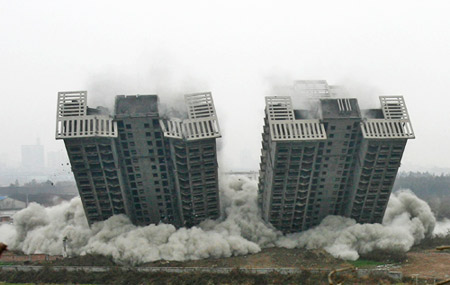 武汉爆破拆除"双子楼" 仅用7秒钟[组图]