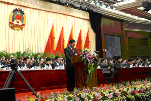 第九届云南政协主席王学仁向大会做九届云南政协常务委员会工作报告