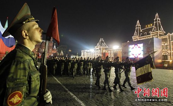 组图：13国军队参加俄红场阅兵式演练