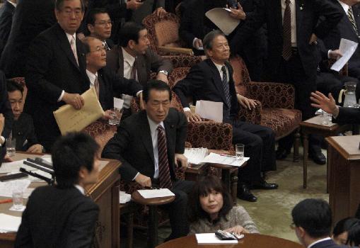 组图：日本发生8.9级地震 民众纷纷上街避难