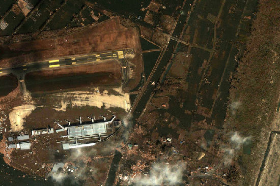 日本地震海啸前后卫星图片公布