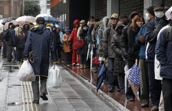 组图：日本仙台灾区天降大雪 救灾工作仍井然有序