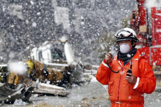 组图：日本仙台灾区天降大雪 救灾工作仍井然有序