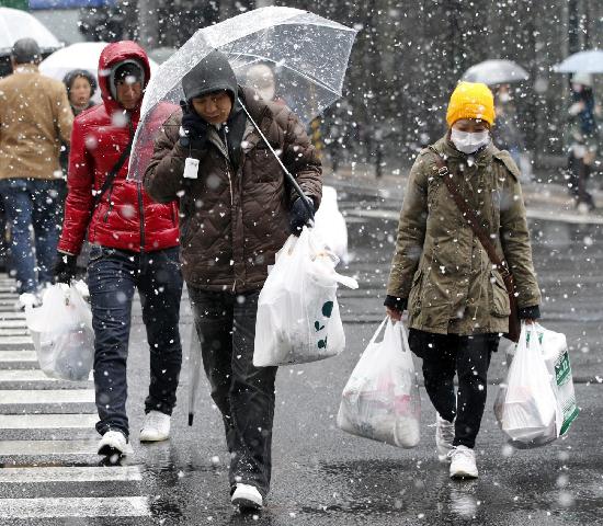 组图：日本仙台灾区天降大雪 救灾工作仍井然有序