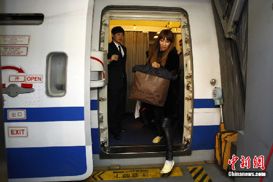 日本撤离回国中国公民抵达北京
