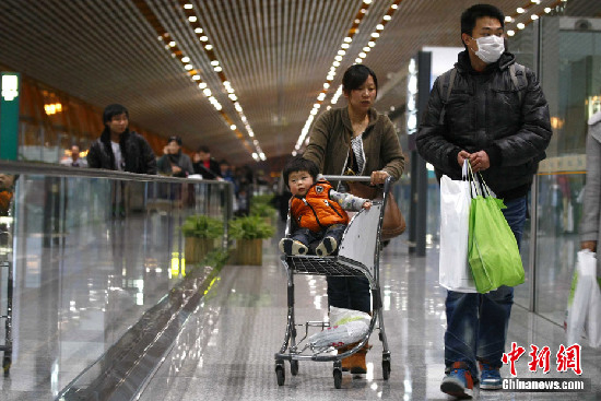 日本撤离回国中国公民抵达北京