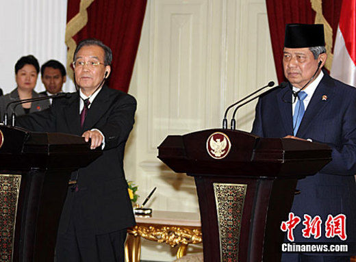温家宝称中国和印尼达成约100亿美元经贸协议