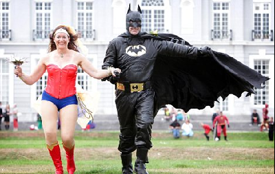 英国情侣装扮成蝙蝠侠和神奇女孩举行婚礼