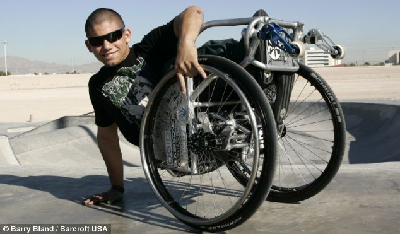美国残疾少年苦练特技 轮椅上完成连续两周后空翻