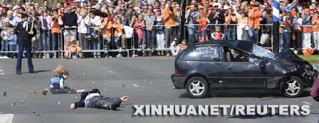 荷兰男子驾车欲袭击女王一家 撞死5人