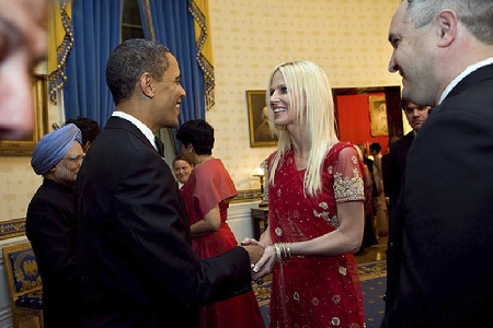 “蹭饭夫妻”和奥巴马握手照曝光 避而不见调查人员