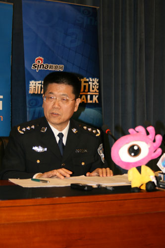 搜救队用探测仪搜寻