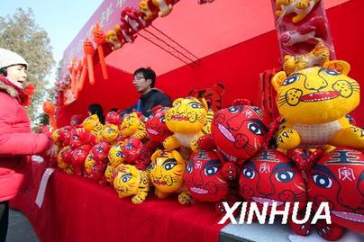 地坛庙会首日迎客2.5万 标王肉串翻倍涨价