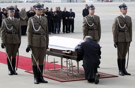 波兰总统卡钦斯基的遗体被运送回国 (2)