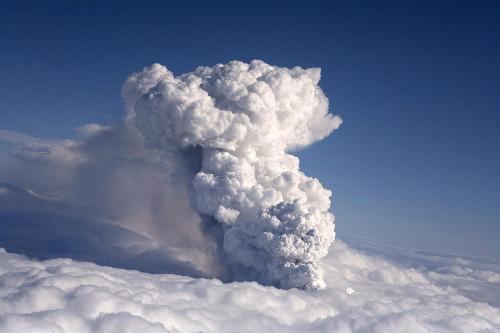 冰岛火山灰来袭 英国所有机场关闭万人滞留