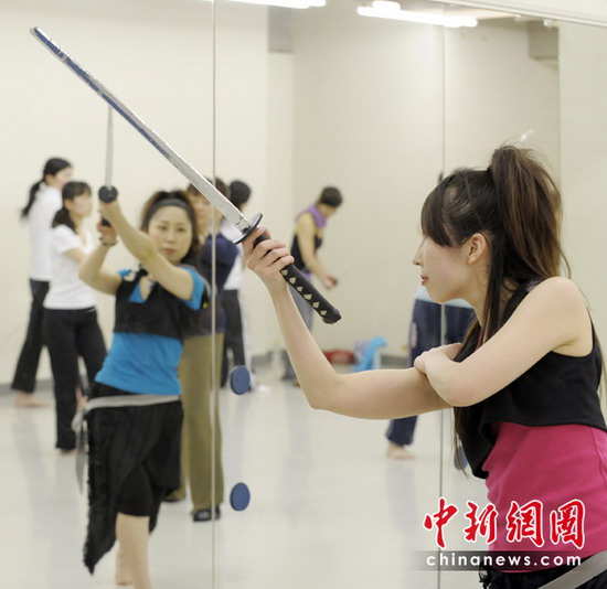 组图：日本白领女性学习武士刀减压 (2)