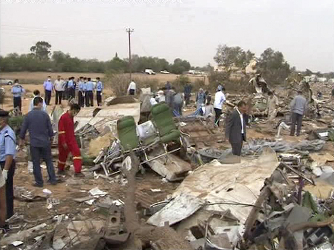 利比亚客机坠毁103人死亡10岁男孩幸存(多图)