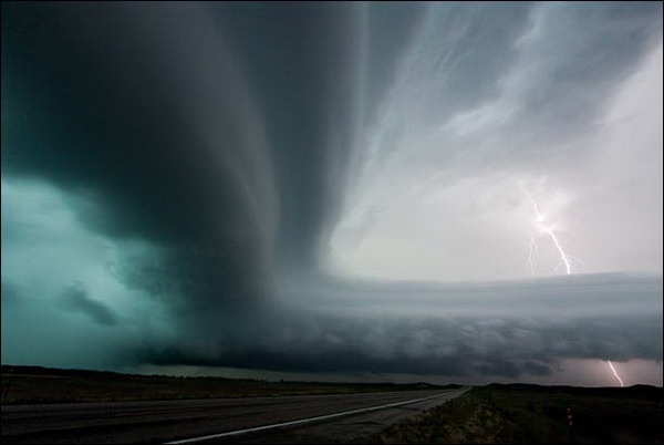 美国摄影师追赶风暴 拍摄恶劣天气下的自然奇观 (2)